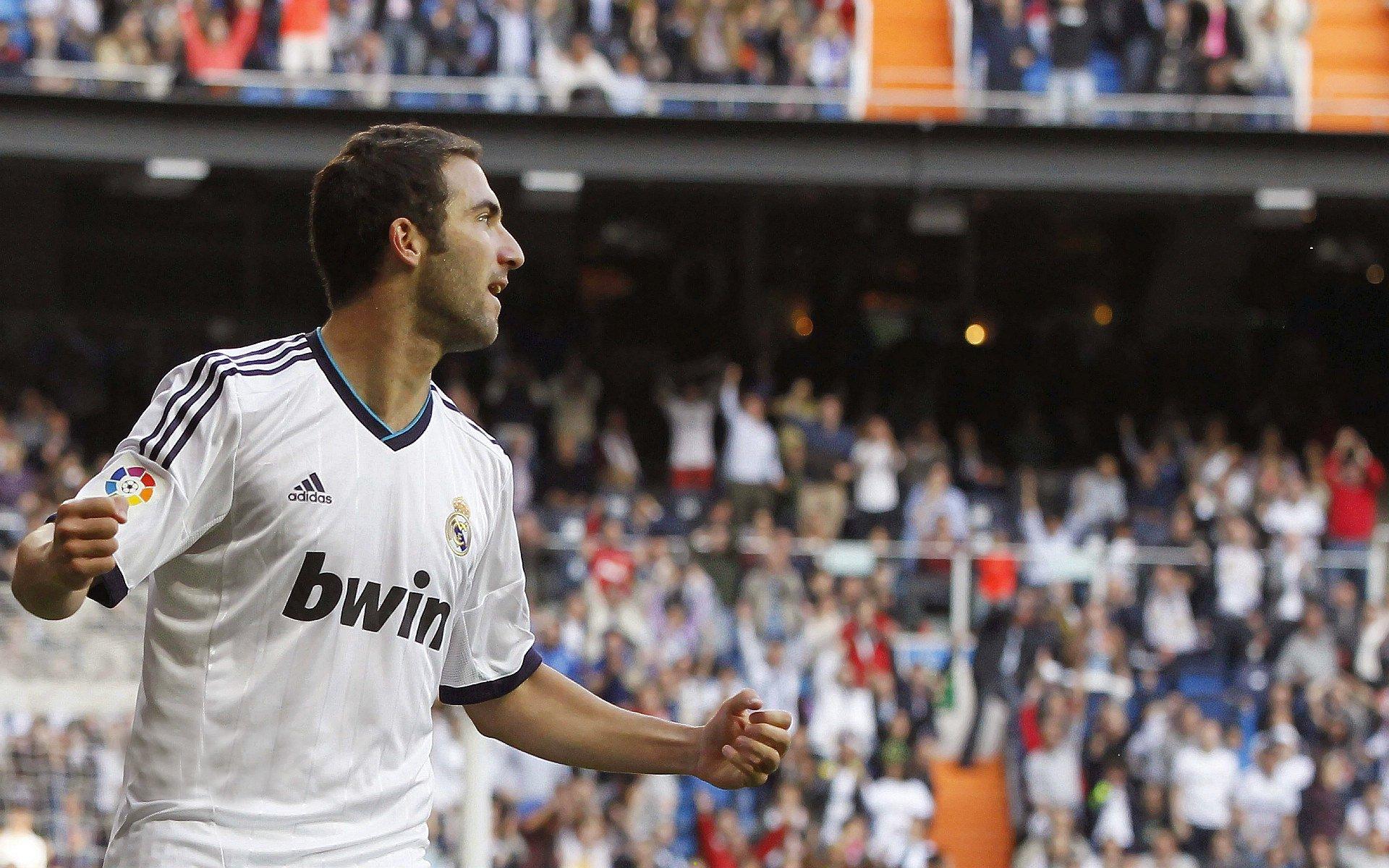 国际足联重拳出击!多名球员因违规遭禁赛,俱乐部收到巨额罚单