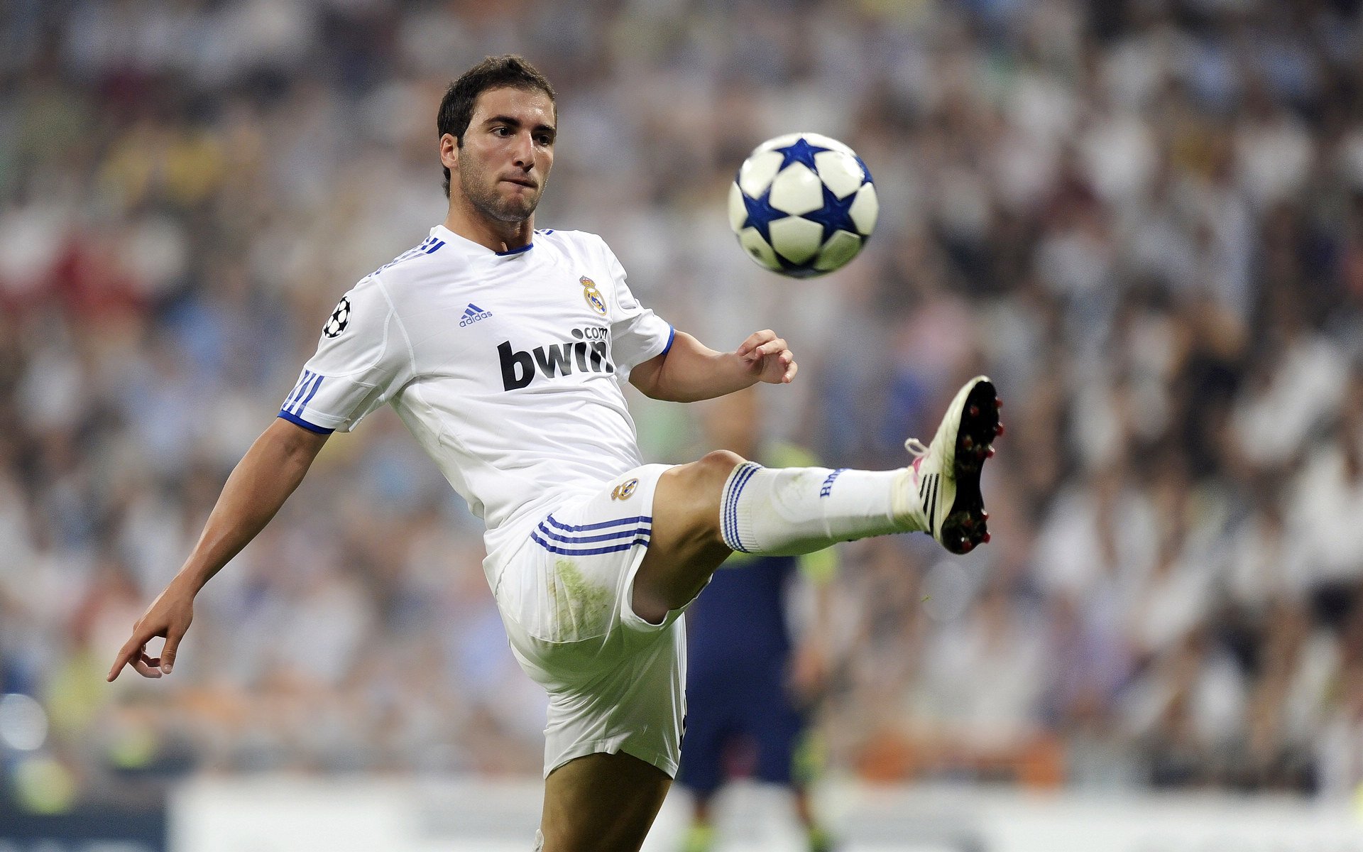 国际帆船赛激战正酣 顶尖选手逐浪争锋